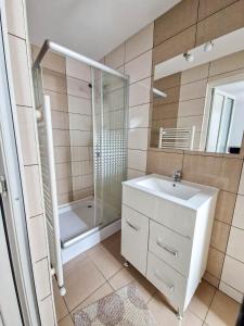 une salle de bain avec un lavabo, une douche et un miroir dans l'établissement Natúr Vendégház, à Miercurea-Ciuc 73 autres photos