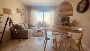 een woonkamer met een tafel en een bank bij Seaview Apartment Mira Andalus in Sitio de Calahonda