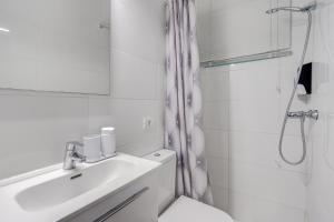 Koupelna v ubytování APARTAMENTOS LAGUNA AZUL + 12 fotografií