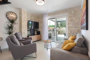 אזור ישיבה ב-Villa Kaoru brand new Villa with a heated swimming pool