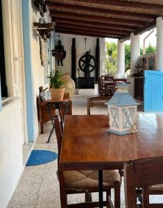 een eetkamer met een tafel en stoelen bij La Giara in Vulcano