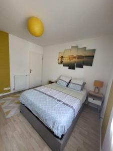sypialnia z łóżkiem i żółtym światłem w obiekcie Superbe T3 Chessy Disney/Paris - Jacuzzi, Jardin, Barbecue, Parking w mieście Chessy