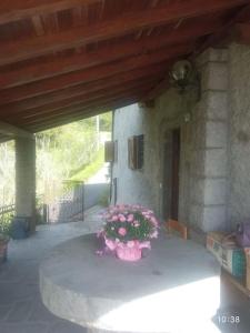 un tavolo con un mazzo di fiori sopra di Popetto casa vacanza a Tresana