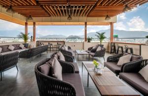 un ristorante con divani e tavoli e vista sull'oceano di Mila Hotel a Kathmandu