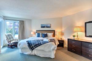 Tremblant Mountain Resort Condo! tesisinde bir odada yatak veya yataklar