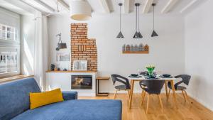salon z niebieską kanapą i stołem w obiekcie Apartamenty Sun & Snow Old Town Gdańsk w Gdańsku