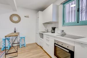 Kuchyň nebo kuchyňský kout v ubytování APARTAMENTOS LAGUNA AZUL