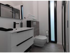 un bagno con un water, un lavandino e uno specchio di Domki Marzeń w Marzyszu z OPCJĄ Jacuzzi & Sauna a Marzysz Altre 37 foto