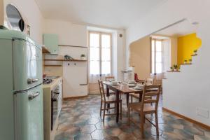 cocina con mesa y sillas en Vintage Apartment in Lingotto Area by Wonderful Italy, en Turín