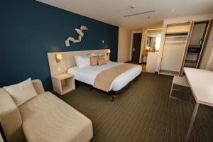 a hotel room with a bed and a couch at Hotel Faranda Collection Zona G in Bogotá