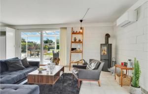 sala de estar con sofá y mesa en Stunning Home In Otterup With Wifi, en Otterup
