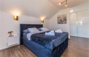 Ένα ή περισσότερα κρεβάτια σε δωμάτιο στο Amazing Home In Tinj With Kitchen