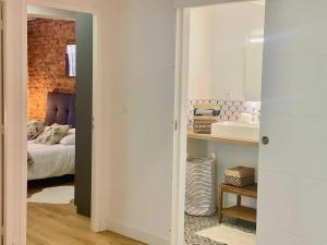 Pokój z sypialnią z łóżkiem i lustrem w obiekcie Le Passage de la Comédie - Climatisation & WiFi Fibre w mieście Montauban