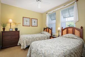 1 dormitorio con 2 camas y ventana en Fairway Villas Waikoloa by OUTRIGGER, en Waikoloa