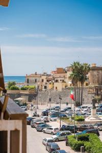 een parkeerplaats met veel geparkeerde auto's bij Seamoon Home Nettuno in Nettuno