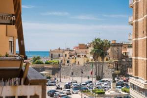 een uitzicht op een stad met auto's geparkeerd op een parkeerplaats bij Seamoon Home Nettuno in Nettuno
