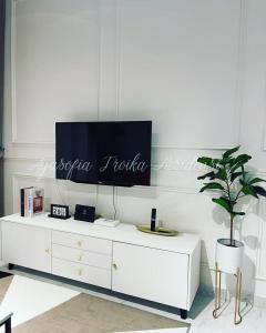 TV a/nebo společenská místnost v ubytování AYASOFIA TROIKA CITY VIEW ( Wifi, Netflix, 4-6 pax)