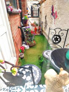 a backyard with a garden with a table and plants at Double Room close to EFC LFC Liverpool City Centre in Liverpool