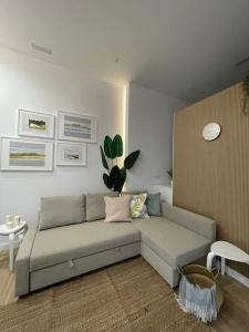 sala de estar con sofá y mesa en Acogedor y conveniente piso reformado en Salamanca, en Madrid