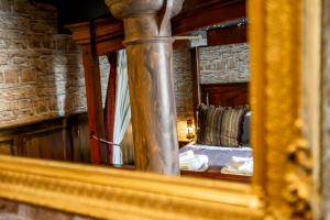 um reflexo de espelho de uma cama num quarto em The Enchantment Chamber em York