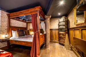 um quarto com uma cama de dossel num chalé de madeira em The Enchantment Chamber em York