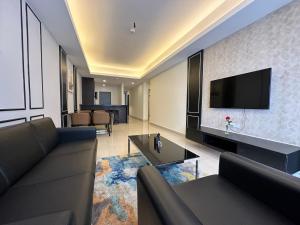 un soggiorno con divano e TV a parete di Genting @ The MOST by NextGen a Resorts World Genting