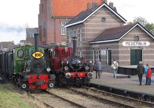 dois comboios estão estacionados nos carris numa estação de comboios em Gastenverblijf Janssen in Schagen (NH) em Schagen