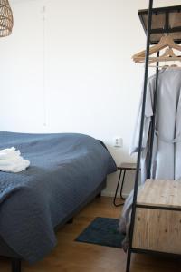 een slaapkamer met een bed, een ladder en een tafel bij Gastenverblijf Janssen in Schagen (NH) in Schagen
