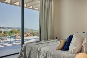 Posteľ alebo postele v izbe v ubytovaní Althea Lavish Estate - Villa & Suite