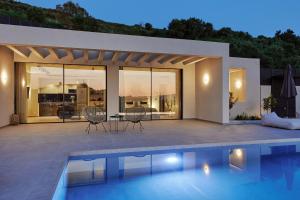 Bazén v ubytovaní Althea Lavish Estate - Villa & Suite alebo v jeho blízkosti
