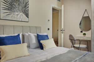 Posteľ alebo postele v izbe v ubytovaní Althea Lavish Estate - Villa & Suite