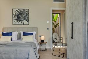 Posteľ alebo postele v izbe v ubytovaní Althea Lavish Estate - Villa & Suite