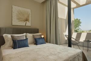 Posteľ alebo postele v izbe v ubytovaní Althea Lavish Estate - Villa & Suite