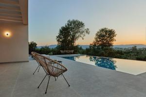 Bazén v ubytovaní Althea Lavish Estate - Villa & Suite alebo v jeho blízkosti