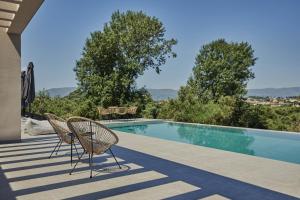 Bazén v ubytovaní Althea Lavish Estate - Villa & Suite alebo v jeho blízkosti