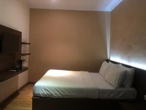 Llit o llits en una habitació de Hotel Aruni Ancol