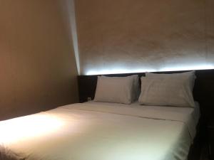 Llit o llits en una habitació de Hotel Aruni Ancol