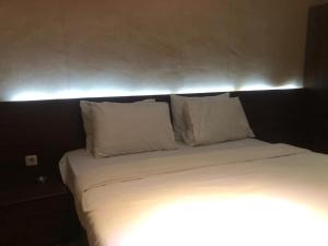 Llit o llits en una habitació de Hotel Aruni Ancol