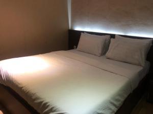 Llit o llits en una habitació de Hotel Aruni Ancol