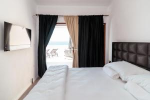 una camera con letto e vista sull'oceano di Sea View House & Free Parking a Podstrana