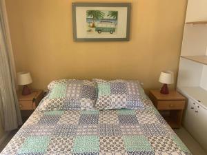 1 dormitorio con 1 cama y una foto en la pared en Alojamiento Portofino Chañaral., en Chañaral