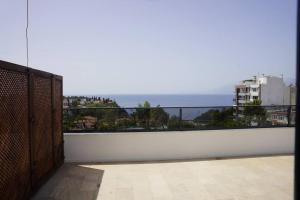 einen Balkon mit Meerblick in der Unterkunft Royal Homes 503 in Antalya