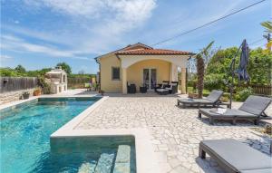 Bazén v ubytování Holiday Home Vrecari 27 nebo v jeho okolí