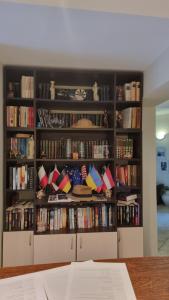 uma estante cheia de livros e livros em hotel DIAMANTI em Sozopol