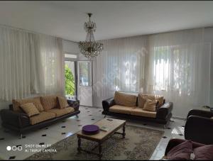 Sala de estar con 2 sofás y mesa en Tatil Evi Triblex, en Atakum