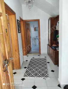 Habitación con puerta y suelo de baldosa. en Tatil Evi Triblex, en Atakum