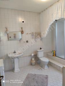 y baño con aseo y lavamanos. en Tatil Evi Triblex, en Atakum
