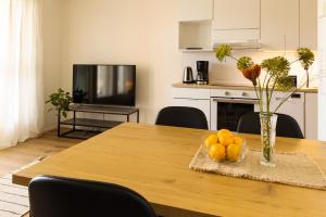 a dining room table with a vase of fruit on it at Ihastuttava luhtitaloyksiö in Kokkola