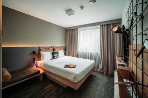 Postel nebo postele na pokoji v ubytování Moxy Sion + 31 fotografií