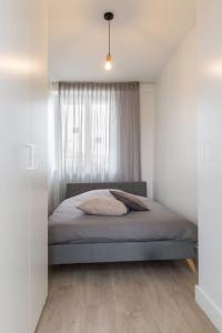 um quarto com uma cama num quarto com uma janela em K50165 Modern apartment near the center and free parking em Eindhoven